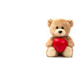 Brauner Teddybär hält rotes Herz
